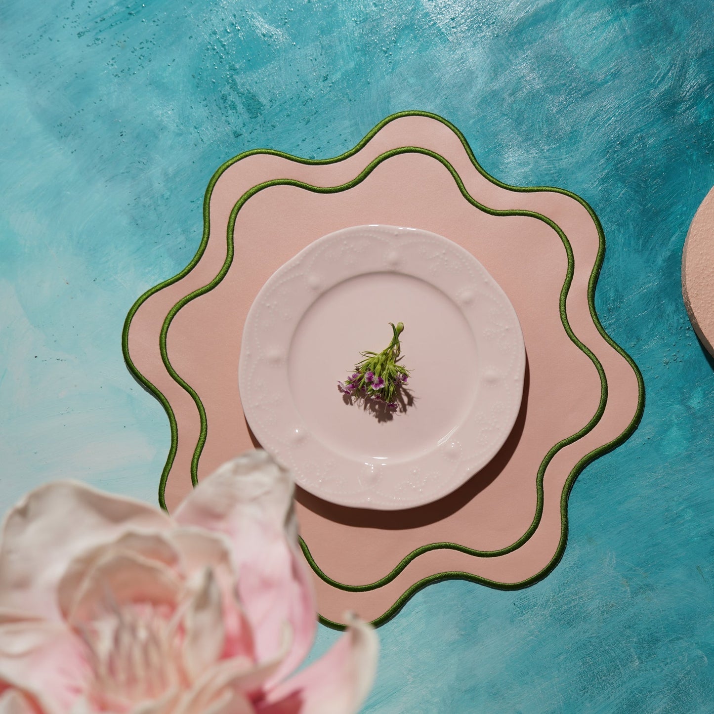 Decorative plate with a floral arrangement on a textured blue background